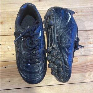 Black Sneakers with Low-Top Design and Textured Appearance